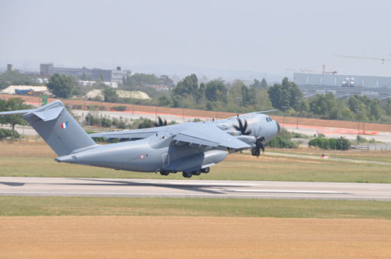 L'A400M qui portera désormais le nom de la métropole Lyonnaise décolle pour un survol de la ville et de la BA 942 de Lyon Mont-Verdun.