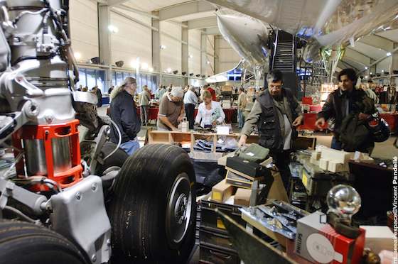 Le visiteur trouve tout sur une brocante aéronautique… Même l'objet le plus improbable.