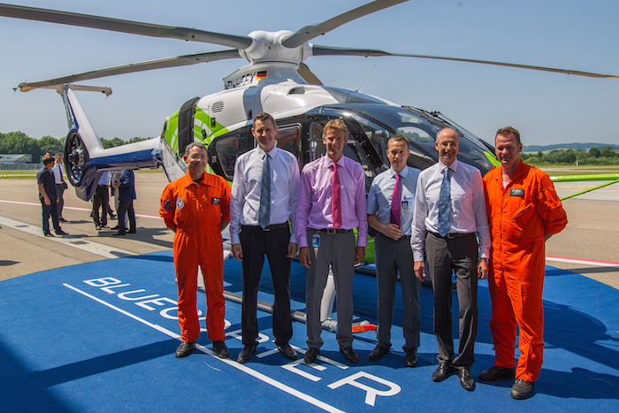 De gauche à droite : Michael Schulz, ingénieur navigant d'essais, Marius Bebesel, responsable du programme Bluecopter, Jean-Brice Dumont, directeur industriel d'Airbus Helicopters, Stefan Thomé, directeur industriel Allemagne, Wolfgang Schoder, président d'Airbus Helicopters Allemagne et Volker Bau, chef-pilote d'essais Allemagne;