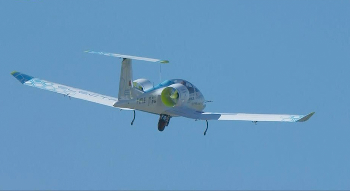 L'E-Fan atteint les 3.500 pieds pour voler en croisière à la moyenne de 145 km/h