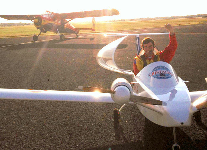 L'arrivée de Hugues Duval, à Calais, après sa traversée de la Manche en avion Cricri électrique