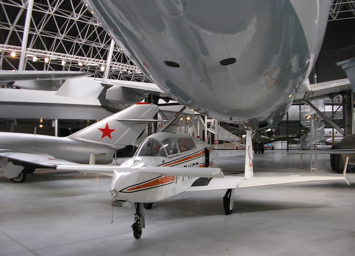 Le Microstar Variviggen a une envergure de 7,46 m pour une longueuer de 5,80 m et une hauteur de 4,80 m.