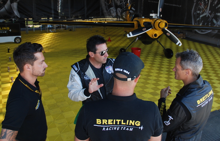 L'équipe Le Vot en grande discussion avec Mike Goulian, le pilote américain qui lui a vendu son Edge 540V2