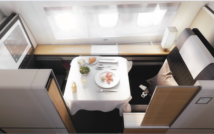 Sur le 777-300ER, la future première classe offrira un siège se transformant facilement en une suite privée pourvue d’un écran de 32 pouces