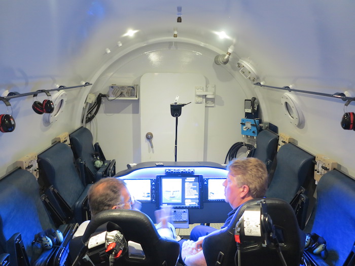 Le cockpit de TBM850 installé dans le caisson hypbare