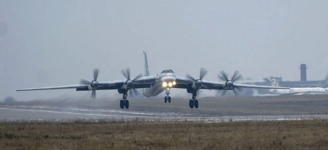 Le bombardier stratégie Tupolev Tu-95 est en service depuis 1957. Il afait l'objet d'une modernisation en 1981. Les forces aériennes russes en opèrent 41.