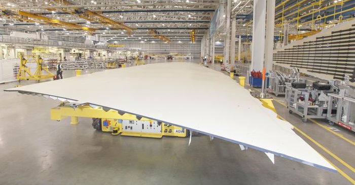 L'aile de l'A350-900 mesure 32 mètres de long et 6 m de large au maximum