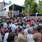 Présentation des équipes et survol de la Patrouille de France en guise d'invitation lancée au public pour venir sur l'aéroport