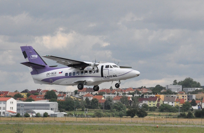 Le LET L410 NG au décollage de la piste de Kunovice (République Tchèque)