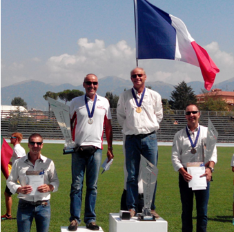 Le podium des Championnats d'Europe de Vol à Voile : de G à D : Louis Bouderlique, Peter Hartmann, Didier Hauss, Christophe Ruch