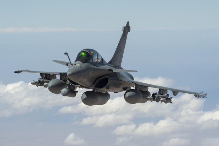 Un Rafale B en configuration bombardement, avec quatre bombes guidées et une nacelle de désignation laser Damocles.