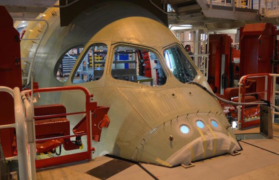 La pointe avant du fuselage du premier A350-1000 dans l'usine Airbus de Saint-Nazaire