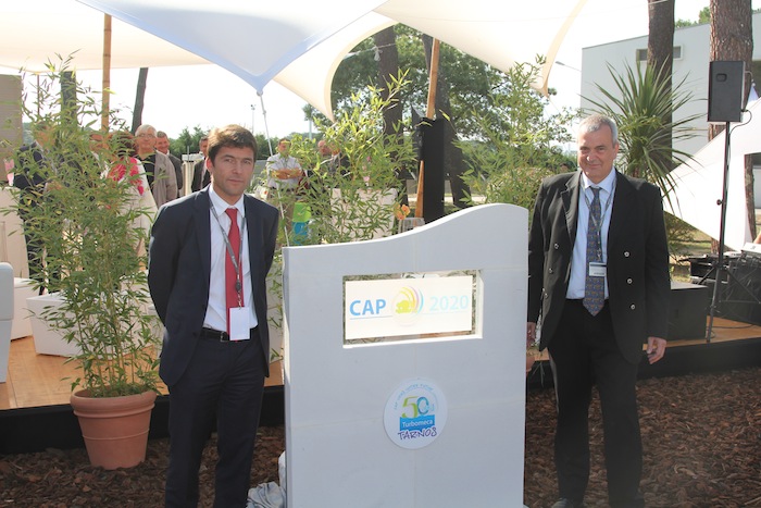 Bruno Even (à gauche) président de Turbomeca et Alain Peltier, directeur de l’établissement de Tarnos, dévoilent la plaque célébrant les 50 ans du site.
