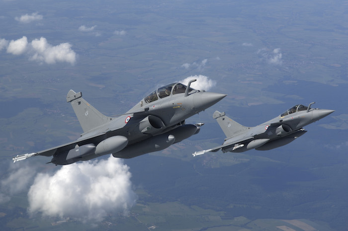 Les Rafale français sont intégrés dans l'Air Task Order, le plan de vol de tous les avions de la coalition, élaboré au Combined Air Operation Centre, centre interalliés des opérations aériennes, d'Al Udeid au Qatar, où sont déployés des militaires français.