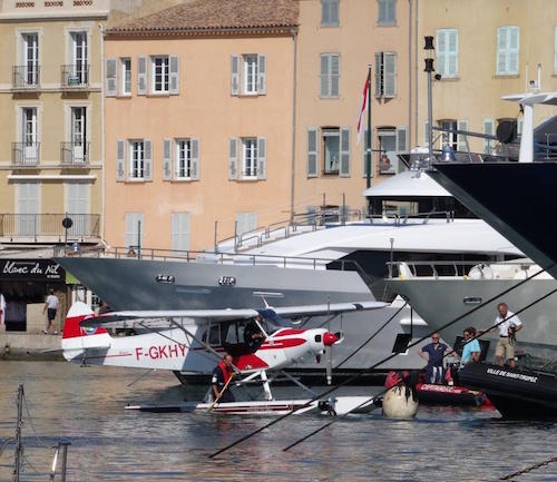 Un hydravion au milieu des yatchs de Saint-Tropez