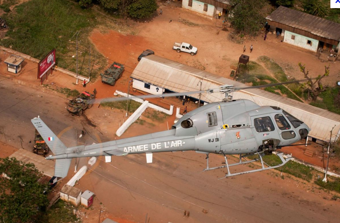 Hélicoptère Fennec de l'armée de l'Air française déployé dans le cadre de l'opération Sangaris, en République Centrafricaine.