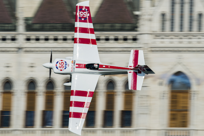En 2015, Paul Bonhomme a été sacré pour la 3ème fois champion du monde Red Bull Air Race, aux commandes de son Edge 540 V2