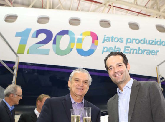 Paulo Cesar Silva ( à gauche), PDG d’Embraer Commercial Aviation et Antonoaldo Neves, président d’Azul devant le 1.200e E-Jet livré par Embraer.