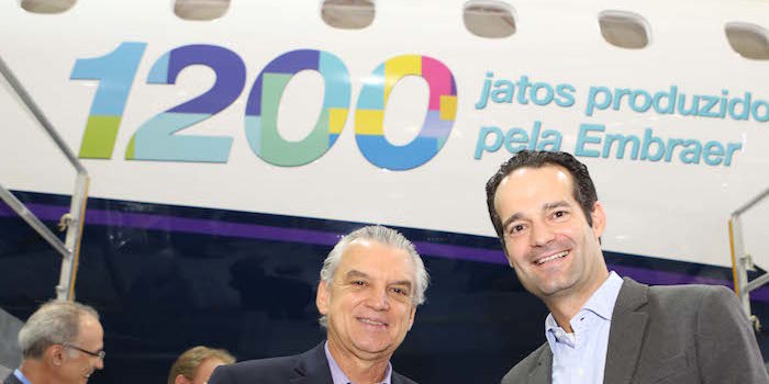 Paulo Cesar Silva ( à gauche), PDG d’Embraer Commercial Aviation et Antonoaldo Neves, président d’Azul devant le 1.200e E-Jet livré par Embraer.