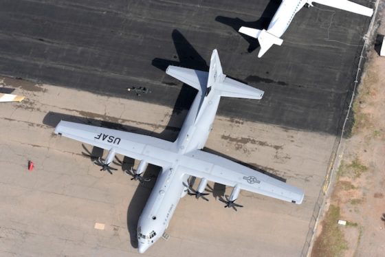 Le C-130J ne se reconnaît extérieurement qu’à ses hélices hexapales. Pour le reste, cela reste un avion dessiné, certes brillamment, six ans seulement après la fin de la seconde guerre mondiale !