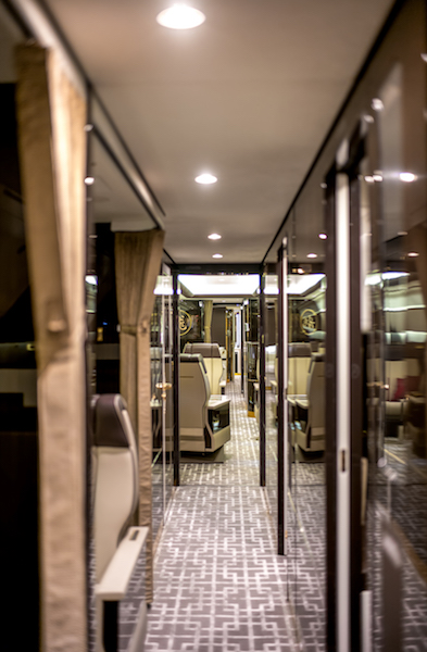 Le couloir desservant les cinq zones de la cabine de l'ACJ319VVIP