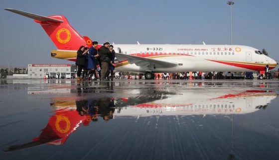 L’ARJ21-700, le premier biréacteur chinois de transport régional aux couleurs de Chengdu Airlines et aux airs de MD-90.
