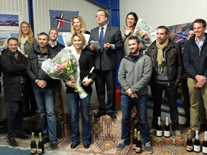 Régis Alajouanine, président de l'Amicale de Voltige Aérienne, entouré de ses champions 2015
