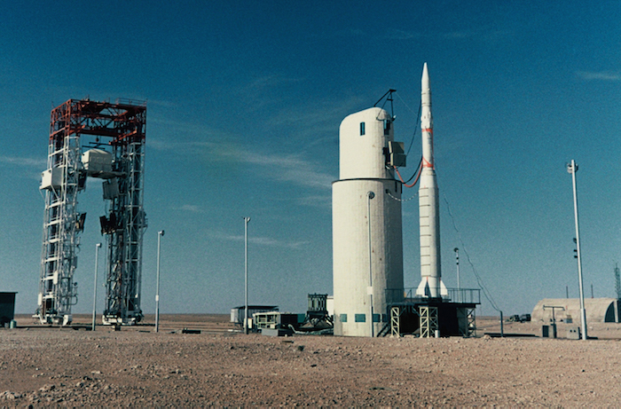 26 novembre 1965 : la fusée Diamant sur son pas de tir de la base d’Hammaguir, en Algérie.