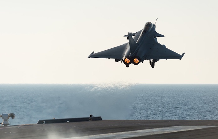 Le groupe aéronaval (GAN) français est engagé dans l’opération Chammal. Actuellement déployé en Méditerranée orientale (MEDOR), il est constitué de 18 Rafale Marine, 8 Super étendard modernisés, 2 Hawkeye, 2 Dauphin, et d’1 Alouette III – portant les effectifs de l’opération Chammal à 3.500 militaires.