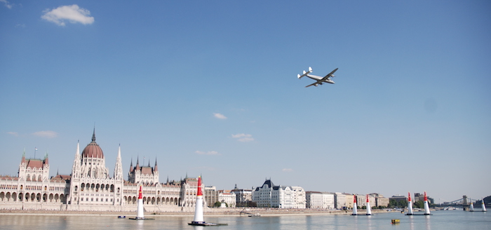 Survol du Danube, au coeur de Budapest, par le Super Constellation