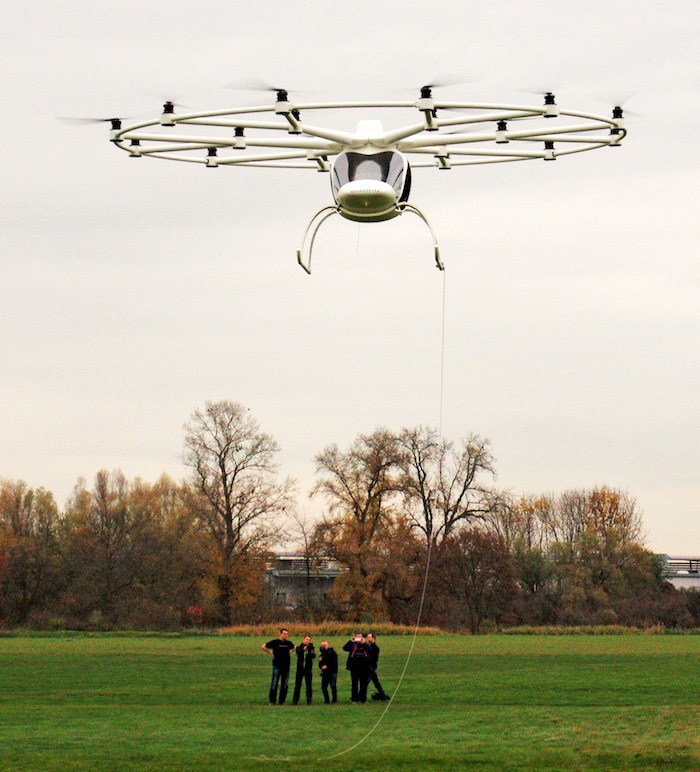 Premier vol du multicopter Volocopter VC200 d'e-Volo, en novembre 2015, à Karlsruhe
