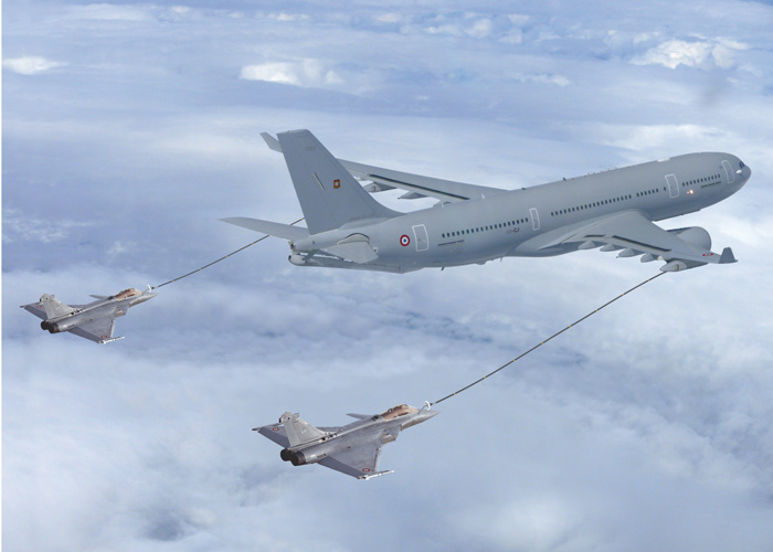 Deux Rafale ravitaillés en vol simultanément par un A330MRT… Ce n'est encore qu'un photomontage.
