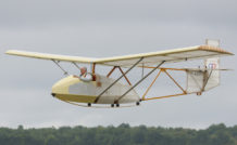 Christian Ravel, l'un des pères fondateurs du musée aéronautique d'Angers aux commandes du planeur Avia152A