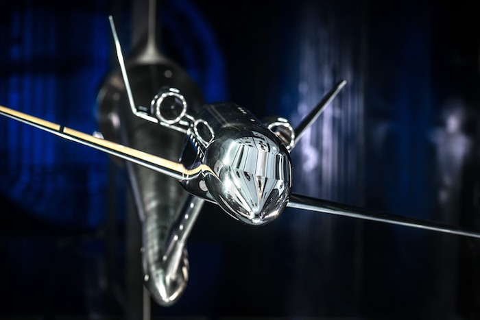 Dassault travaille notamment les architectures d’arrière-corps silencieux avec masquage du bruit des moteurs vers le sol.