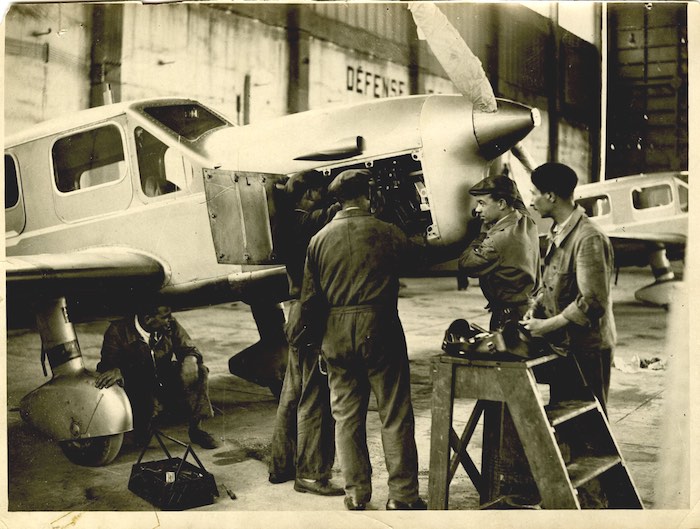 André Prévot sous un Simoun d’Air Bleu, recruté par St Ex lors d’un pot aux Deux Magots, sur recommandation de Daurat.