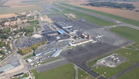 Beauvais, 3ème aéroport parisien, spécialisé dans le trafic low cost a choisi d'accueillir les moyens aériens de l'IGN