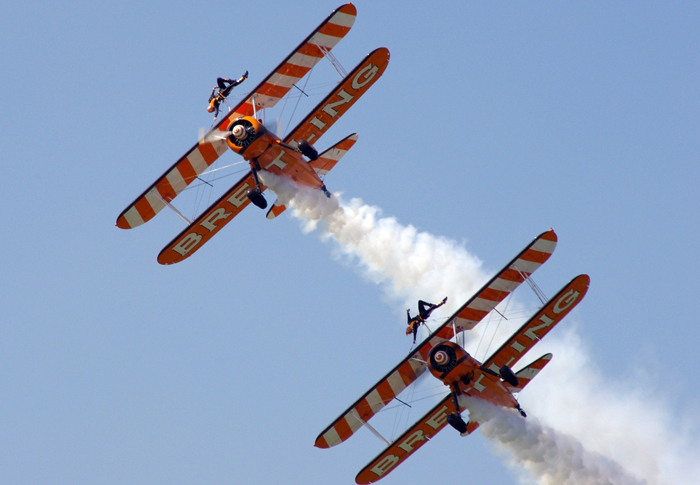 Depuis 30 ans sous différentes couleurs, Aérosuperbatics met en oeuvre ce spectacle alliant la voltige en patrouille et le wingwalking.