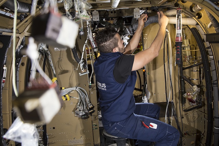 Le passage de nouveaux réseaux électriques et hydrauliques forme une part importante du travail de rénovation.