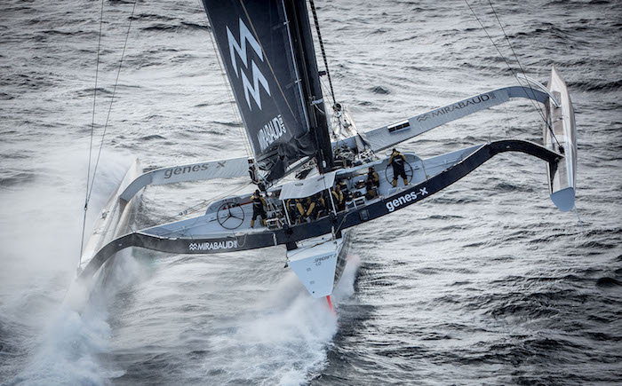 La vitesse d'évolution du drone est inférieure à celle du maxi-multicoque, d'où la nécessité d'attendre des conditions de mer spécifiques pour pouvoir filmer sans craindre de perdre l'engin volant et sa caméra