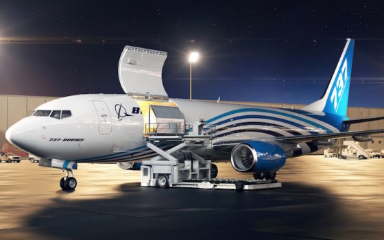 La transformation du 737-800NG en version fret (BFC) porte sur l’installation d’une grande porte cargo, d’un dispositif de manutention du fret et un aménagement pour 4 passagers.