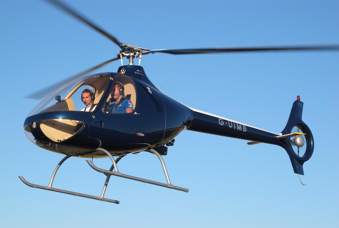 Le Cabri G2 d'Hélicoptères Guimbal aux couleurs de son distributeur britannique Cotswold Helicopter Centre.