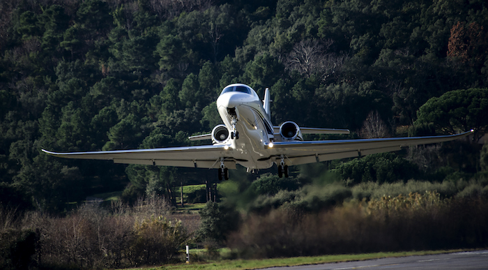 Le Citation Latitude de Cessna en courte finale à La Mole (Saint Tropez)