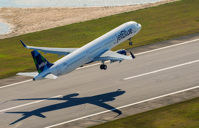 Premier envol de la piste de Mobile (Alabama) du premier A321 assemblé aux USA