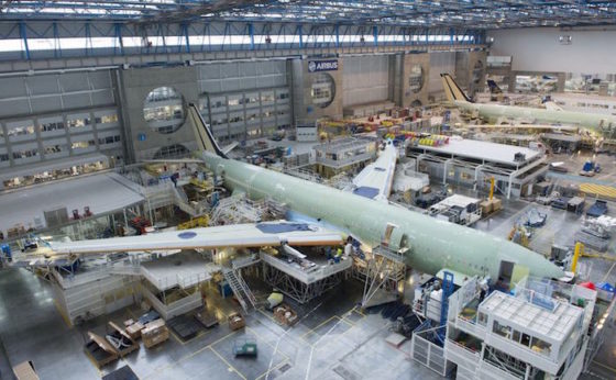 Le premier A330-300 de French Blue sur la ligne d'assemblage final (Poste 30) d'Airbus à Toulouse