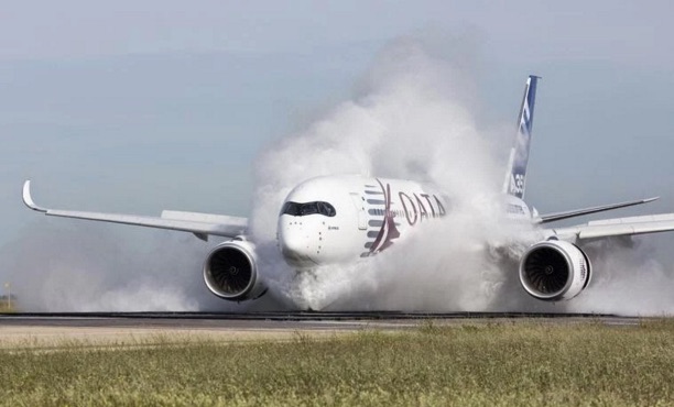 Test d'ingestion d'eau sur la piste d'Istres pour l'A350 XWB d'Airbus