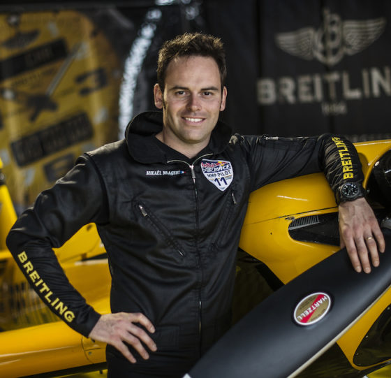 Mikael Brageot fera son entrée sur le championnat du monde Red Bull Air Race, en 2017, l'année de ses quarante ans.