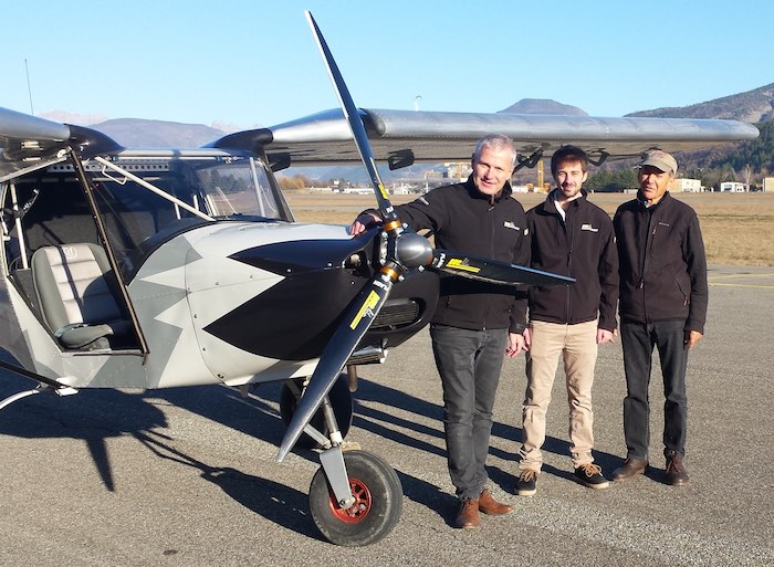 Vincent Duqueine (à gauche), PDG de Duc Hélices, à Gap-Tallard, en compagnie du pilote de montagne Paul Prudent (à droite), lors d'un test du système LBT sur un ULM G1.