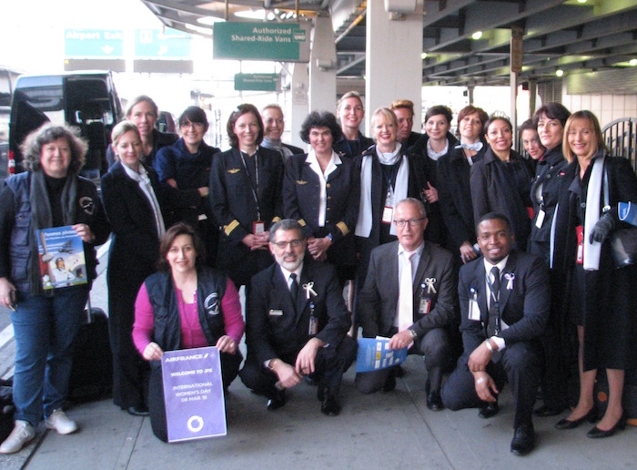 Les femmes de l’air accueillies à New York par le chef d’escale d'Air France et son équipe.