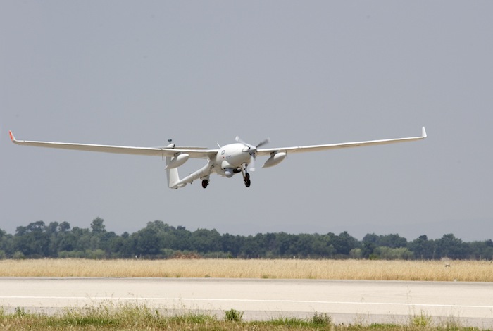 Avec le Patroller, Sagem évoque un appareil « optionnellement piloté », la présence d’un pilote à bord pouvant être envisagée dans certains cas de figure. Le cahier des charges de l’armée de Terre ne fait pas appel toutefois à cette capacité.