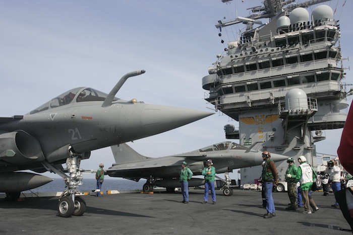 Des Rafale de la 12F sur le pont de l’USS Roosevelt en 2008, dans le cadre de l’exercice JTFEX. Une image que l’on retrouvera sans doute dans les années à venir, au gré des indisponibilités du Charles de Gaulle…